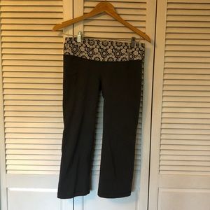 Like new gather and crow capris lululemon size 6